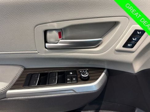Certified 2023 Toyota Sienna Limited FWD image 11