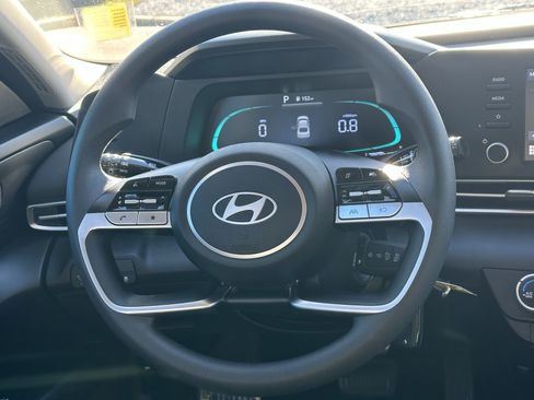 Used 2025 Hyundai Elantra SE image 24