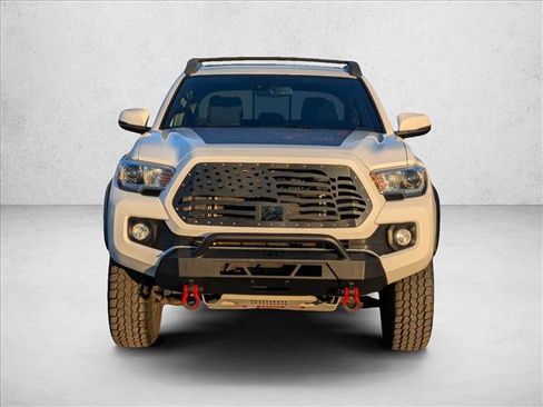 Used 2020 Toyota Tacoma TRD Off-Road image 2