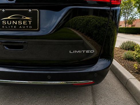 Used 2026 Chrysler Pacifica Limited FWD image 16