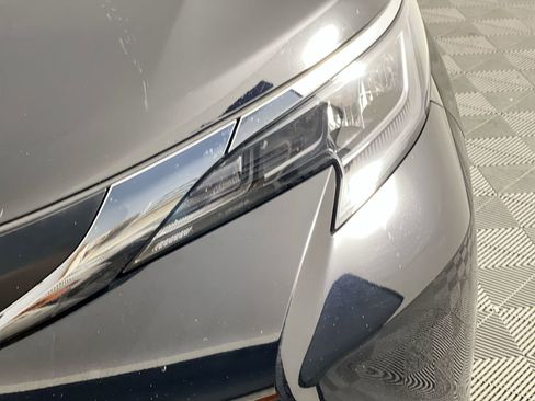 Used 2026 Toyota Sienna XLE FWD image 9