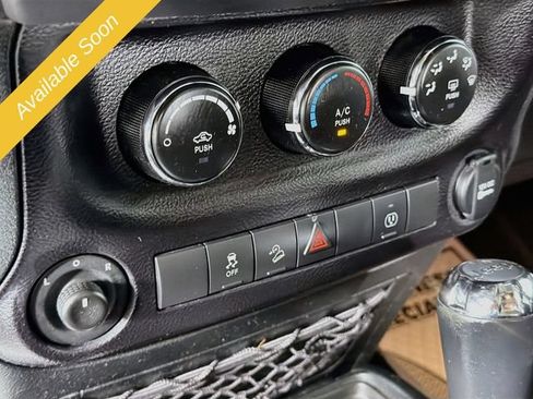 Used 2018 Jeep Wrangler Unlimited Sahara w/ Connectivity Group AWD/4WD image 13