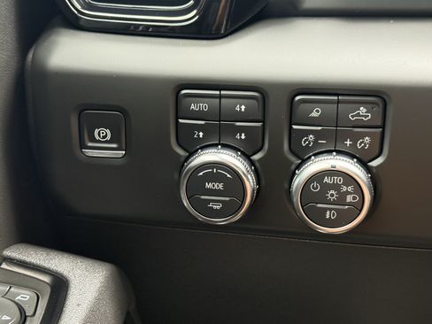 Used 2025 GMC Sierra 2500 AT4 w/ AT4 Premium Plus Package AWD/4WD image 24