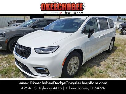 New 2025 Chrysler Pacifica Select