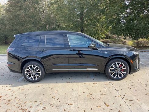 Used 2024 Cadillac XT6 Sport w/ Technology Package image 10