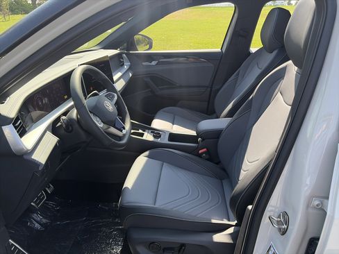 New 2026 Volkswagen Tiguan SE R-Line AWD/4WD image 15