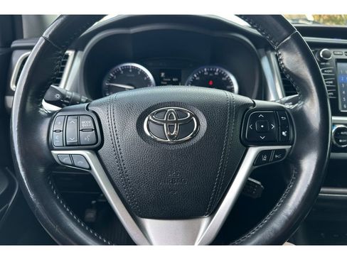 Used 2017 Toyota Highlander XLE image 25