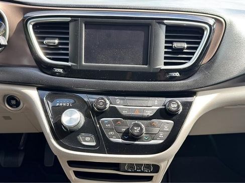 Used 2022 Chrysler Voyager LX FWD image 20
