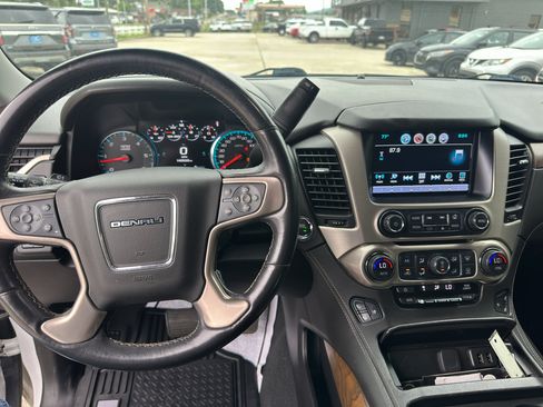 Used 2019 GMC Yukon XL Denali AWD/4WD image 10
