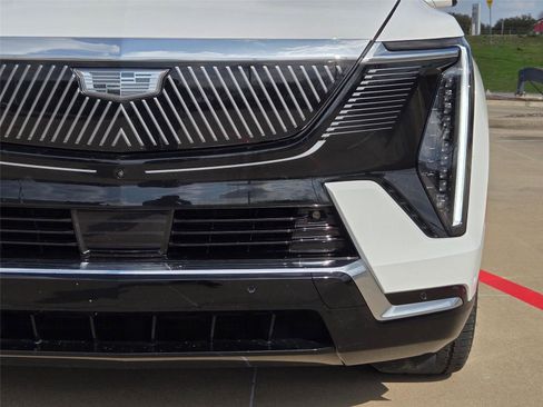 Certified 2025 Cadillac Escalade IQ Luxury 2 w/ LPO, Premium Carpet Package AWD/4WD image 6