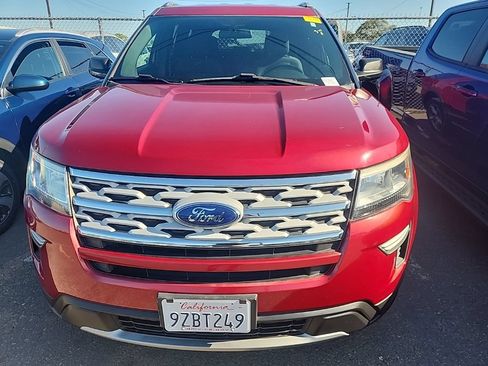 Used 2018 Ford Explorer XLT FWD image 2