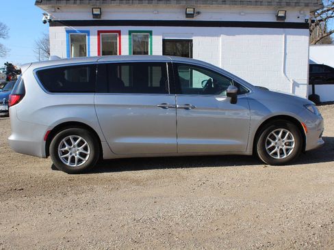Used 2019 Chrysler Pacifica LX image 4