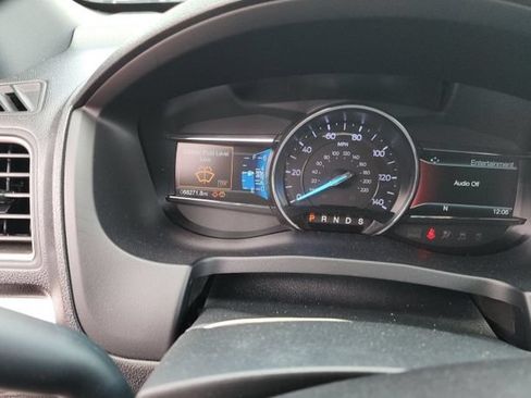 Used 2018 Ford Explorer XLT w/ Equipment Group 202A FWD image 3