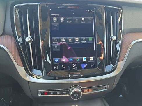 Used 2021 Volvo S60 T6 Momentum w/ Premium Package image 24