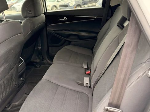 Used 2017 Kia Sorento LX w/ LX Convenience Package image 16