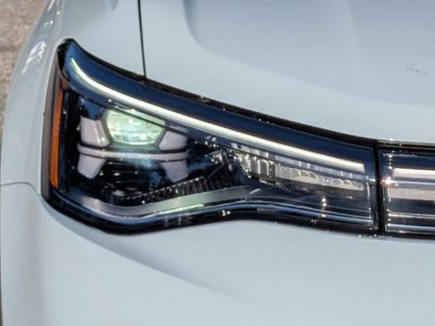 New 2026 Volkswagen Taos SE FWD image 9
