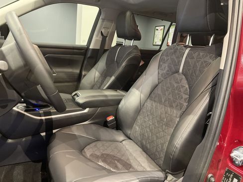 Used 2025 Toyota Highlander XLE image 18