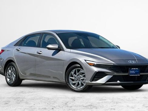 Certified 2025 Hyundai Elantra Hybrid FWD image 2