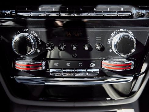 Used 2025 Rolls-Royce Phantom Sedan RWD image 79