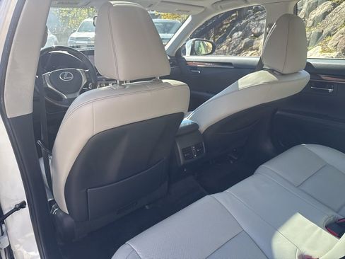 Used 2014 Lexus ES 350 w/ Luxury Package FWD image 22
