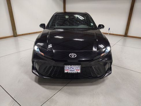 Used 2025 Toyota Camry SE FWD image 3
