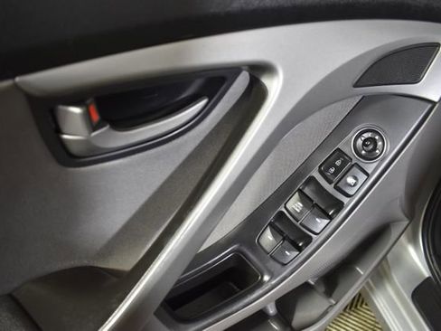 Used 2014 Hyundai Elantra SE w/ Option Group 02 FWD image 8