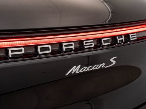 Certified 2023 Porsche Macan S AWD/4WD image 24