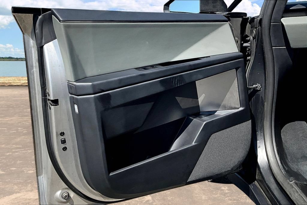 Used 2024 Tesla Cybertruck AWD Crew Cab image 18