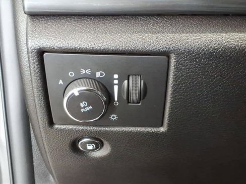 Used 2020 Jeep Grand Cherokee Laredo image 11