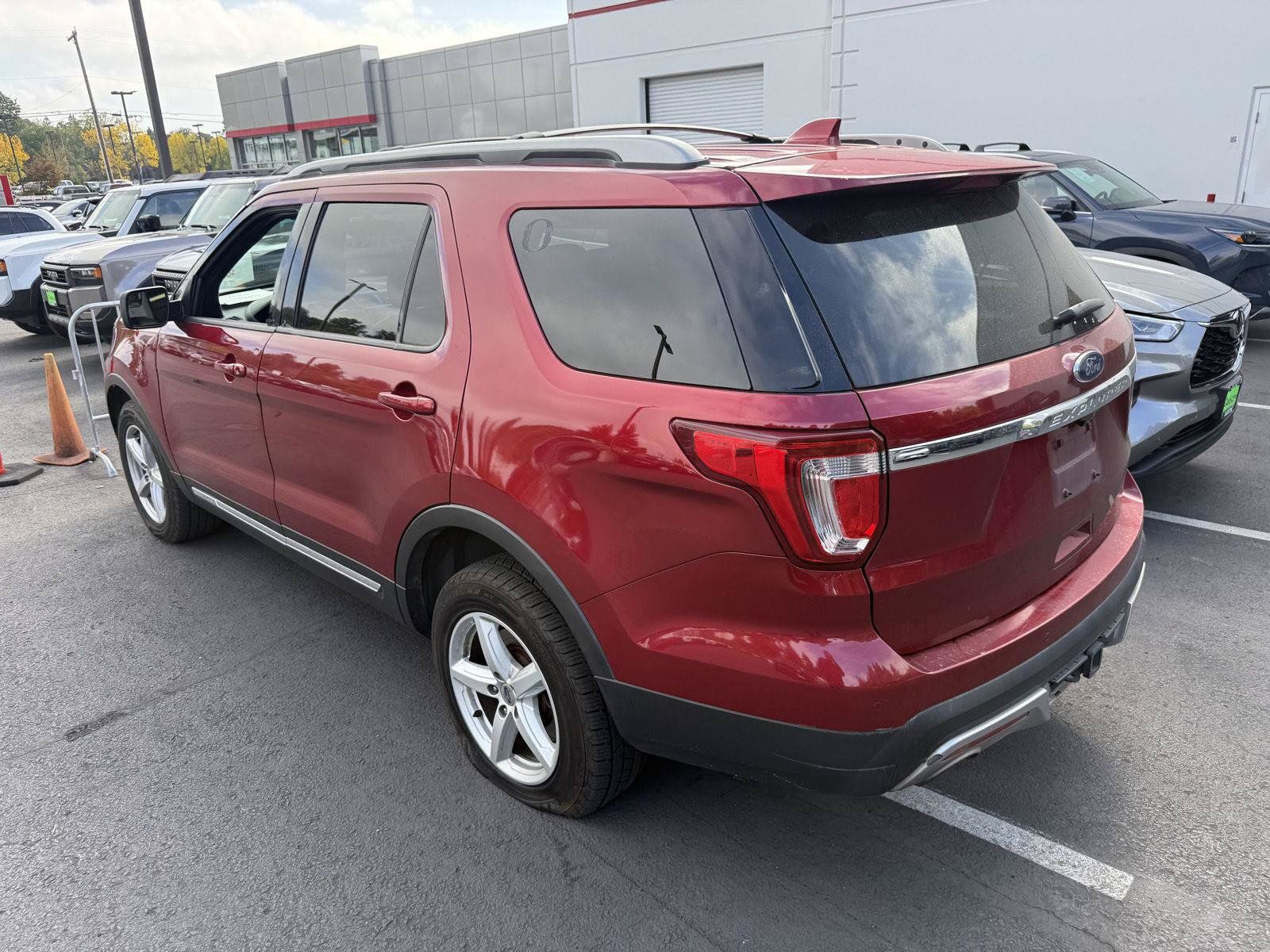 Used 2016 Ford Explorer XLT w/ Equipment Group 202A AWD/4WD image 3