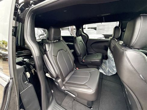 New 2026 Chrysler Pacifica Select image 30