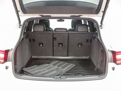 Certified 2023 Porsche Macan AWD/4WD image 31