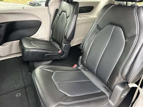 Used 2024 Chrysler Pacifica Touring-L image 14