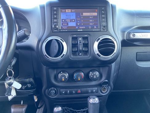 Used 2014 Jeep Wrangler Unlimited Rubicon w/ Connectivity Group AWD/4WD image 37