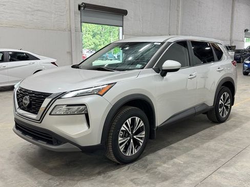 Used 2023 Nissan Rogue SV image 2