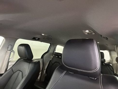 Used 2024 Chrysler Pacifica Touring-L FWD image 12
