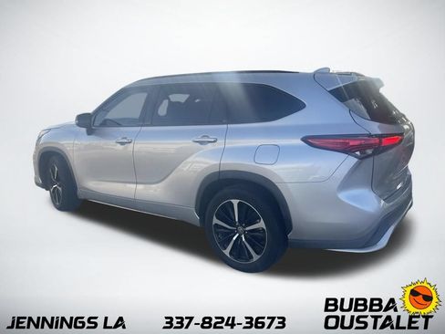 Used 2021 Toyota Highlander XSE FWD image 3