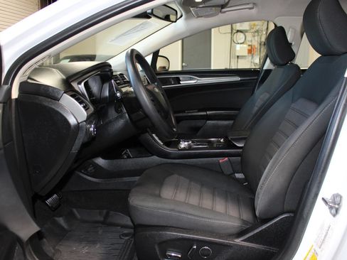 Used 2020 Ford Fusion SE FWD image 8