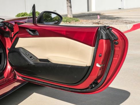 Used 2018 MAZDA MX-5 Miata RF Grand Touring RWD image 37