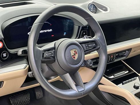 Used 2025 Porsche Cayenne Coupe image 4