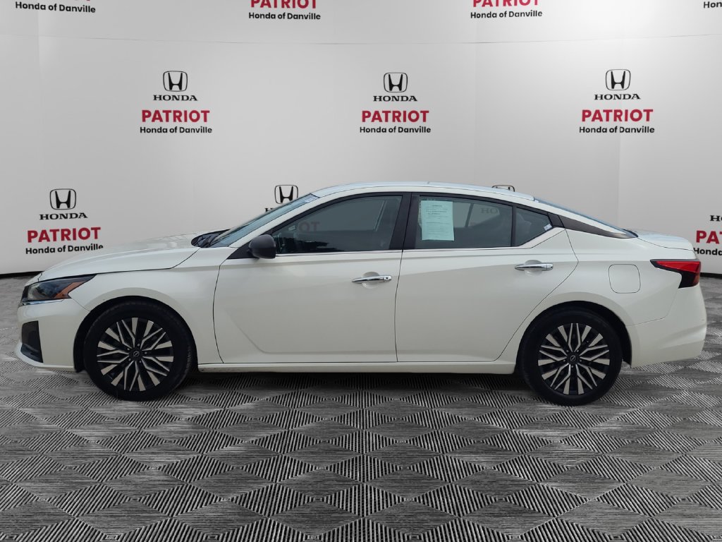 Used 2024 Nissan Altima 2.5 SV FWD image 2