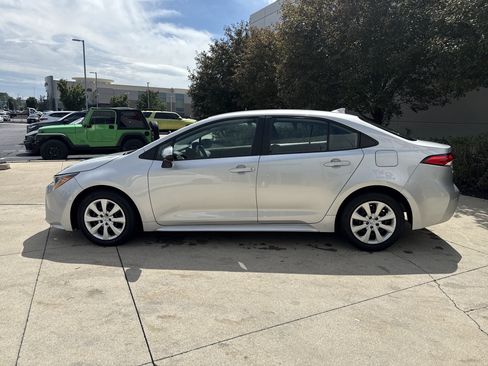 Used 2025 Toyota Corolla LE FWD image 9