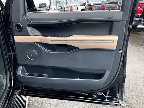 Used 2022 Ford Expedition Limited image 24
