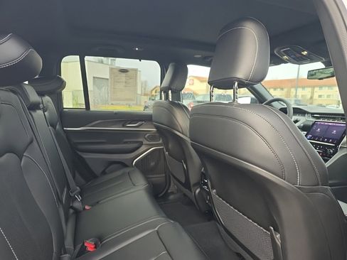 Used 2025 Jeep Grand Cherokee Limited w/ Luxury Tech Group II image 11