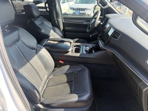 Used 2024 Jeep Wagoneer Series II w/ Flexible Seating Group RWD image 11