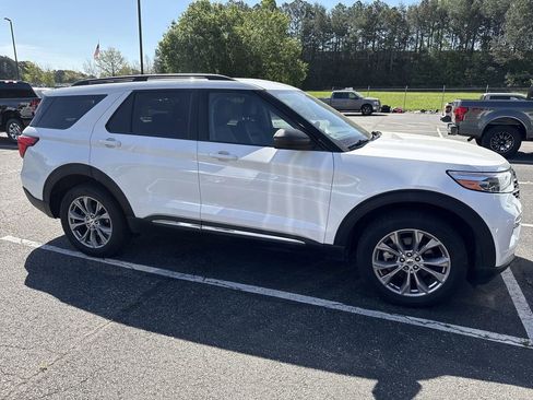 Used 2022 Ford Explorer XLT w/ Equipment Group 202A image 3