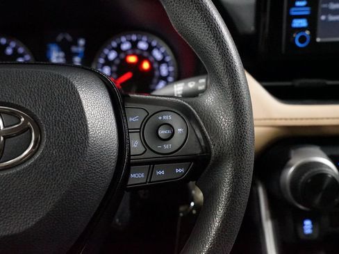 Used 2019 Toyota RAV4 LE FWD image 13