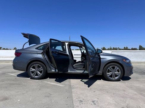 Used 2024 Volkswagen Jetta SE FWD image 29