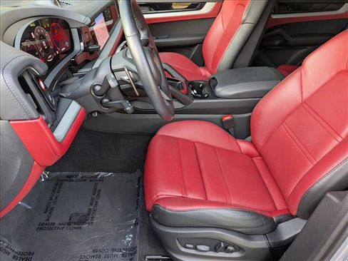Used 2024 Porsche Cayenne AWD/4WD image 17