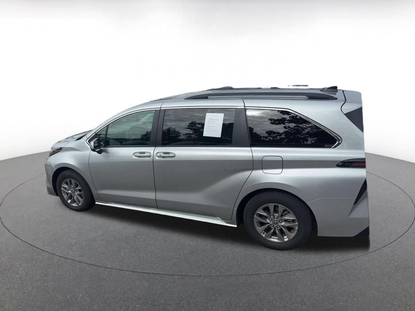 Used 2025 Toyota Sienna XLE FWD image 9